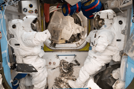 स्पेससूट : स्पेस में एस्ट्रोनॉट्स की जान बचाने वाला 'छोटा अंतरिक्ष यान', जानें खासियत