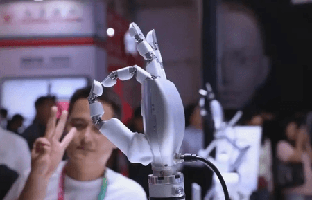 चीन मौलिक तकनीकों और नवोन्मेषी परिदृश्यों को विश्व के साथ साझा करने को तैयार है : चीनी विदेश मंत्रालय