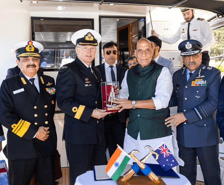 रक्षा मंत्री राजनाथ सिंह ने सिडनी में कुट्टाबुल नेवल बेस का किया दौरा, समुद्री सहयोग को मजबूत करने पर जोर