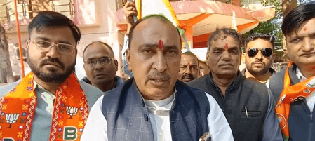 मध्य प्रदेश सरकार के दो साल पूरे, कार्यकर्ताओं ने एक-दूसरे को मिठाई खिलाकर साझा की खुशी