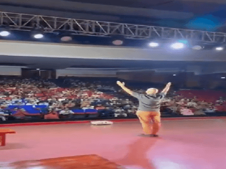 हैदराबाद के मंच से अनुपम खेर ने किया दर्शकों को मोहित, तालियों से गूंज उठा ऑडिटोरियम