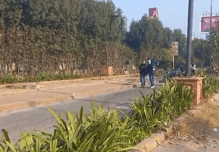 दिल्ली के वसंत कुंज में तेज रफ्तार मर्सिडीज ने तीन लोगों को टक्कर मारी, एक की मौत