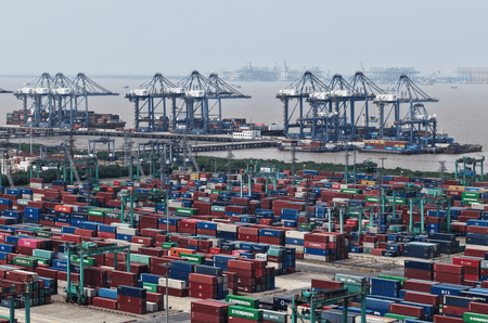 चीन के विदेशी व्यापार में पहले चार महीनों में 2.4% की वृद्धि