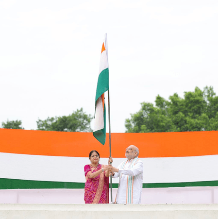 हर घर तिरंगा : अमित शाह ने घर पर फहराया राष्ट्रीय ध्वज, बोले- यह राष्ट्रप्रेम को प्रबल करने वाला जन-अभियान
