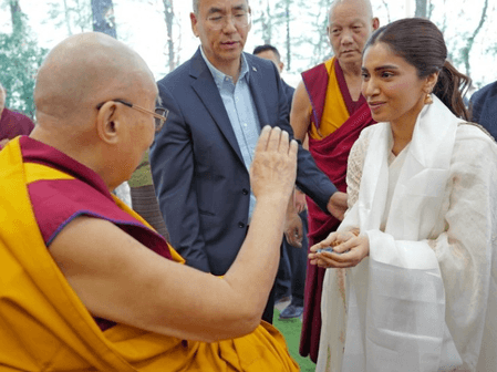 दलाई लामा से मुलाकात कर भावुक हुईं भूमि पेडनेकर, बोलीं- 'लौटते वक्त आंखों से बहने लगे आंसू'