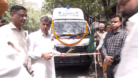 चंडीगढ़: कांग्रेस सांसद मनीष तिवारी ने पशु एंबुलेंस को दिखाई हरी झंडी