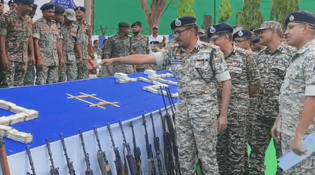 बीजापुर में 25 माओवादियों का सामूहिक आत्मसमर्पण, 93 हथियार और 14 करोड़ की बरामदगी