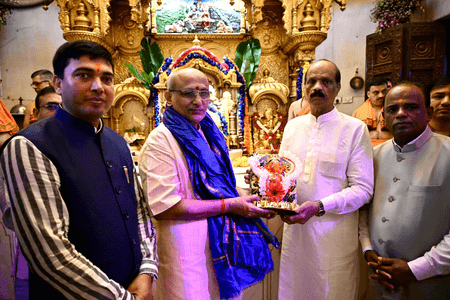 उपराष्ट्रपति पद के उम्मीदवार सीपी राधाकृष्णन ने सिद्धिविनायक मंदिर में किए दर्शन, देश की सुख-शांति की प्रार्थना