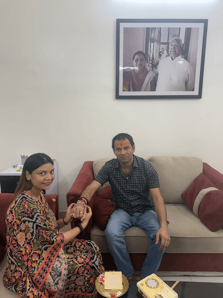 बिहार : तेज प्रताप ने मौसेरी बहन के साथ मनाया रक्षाबंधन, चार बहनों ने भेजी है राखी