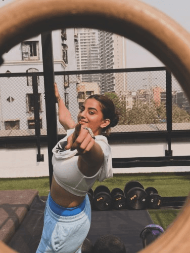 अक्षरा सिंह की फिटनेस का जलवा, ओपन जिम में वर्कआउट करके सबको मात दी