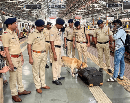 महाराष्ट्र : मुंबई रेलवे पुलिस ने अवैध धरना को लेकर सीएसएमटी के दो कर्मचारियों के खिलाफ मामला दर्ज किया
