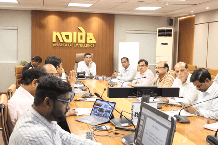 नोएडा में ग्राम सुविधाओं की बड़ी समीक्षा: सीवर, सफाई, जलापूर्ति और सड़कों पर एक महीने का विशेष अभियान