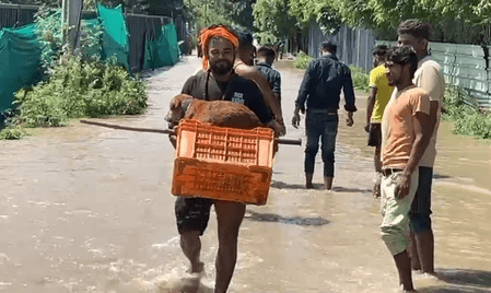 दिल्ली-नोएडा में बाढ़ का कहर, अरविंद केजरीवाल बोले- हर जरूरतमंद तक पहुंचाई जाए मदद