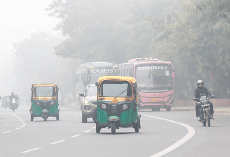 दिल्ली-एनसीआर रेड जोन में; फिर बिगड़ी हवा, कोहरे और गलन से बढ़ी परेशानी