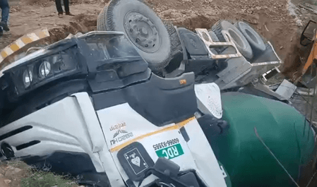 जम्मू-कश्मीर के सांबा में चीची माता मंदिर के पास मिक्सर मशीन पलटने से मजदूर की मौत