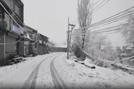 श्रीनगर में बर्फबारी से जनजीवन प्रभावित, उड़ानें रद्द, हाईवे बंद