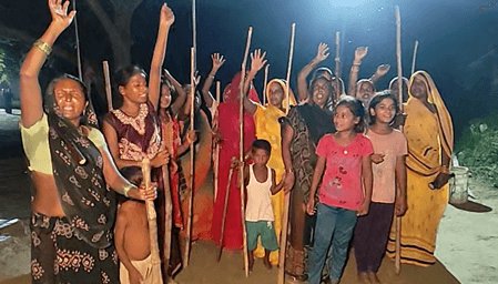 भेड़ियों के आतंक से कांप रहा बहराइच, बच्चों की हिफाजत के लिए लाठी-डंडे लेकर रातभर पहरा देतीं हैं महिलाएं