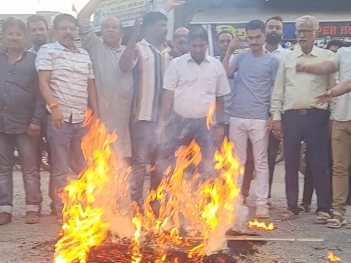 Vijay Shah effigy burned,