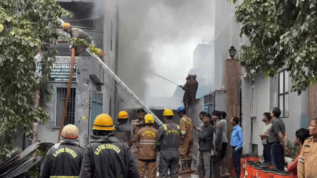 ग्रेटर नोएडा : प्लास्टिक की फैक्ट्री में लगी भीषण आग, फायर ब्रिगेड की टीम मौके पर जुटी