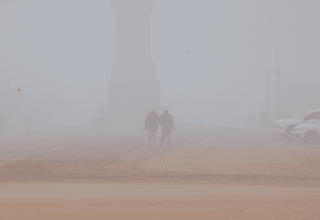 दिल्ली-नोएडा-गाजियाबाद में एक्यूआई 400 के पार, कोहरे ने बढ़ाई मुश्किलें