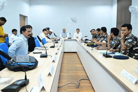 बिहार: चुनाव आयोग ने वाल्मीकि नगर, पश्चिमी चंपारण में की तैयारियों की समीक्षा