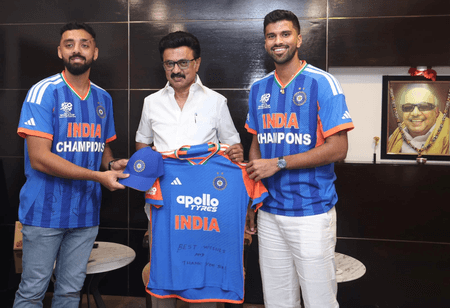 टी20 वर्ल्ड कप जीतने के बाद तमिलनाडु के सीएम स्टालिन से मिले वरुण और सुंदर