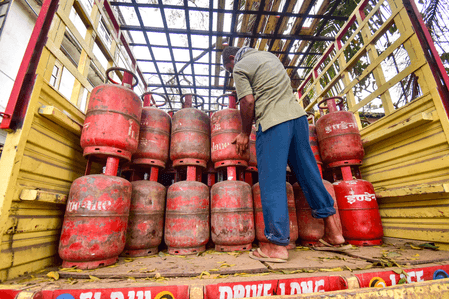 एलपीजी सप्लाई बनाए रखने के लिए लगातार प्रयास जारी, संकट के बीच आम नागरिकों को प्राथमिकता: नितिन खारा