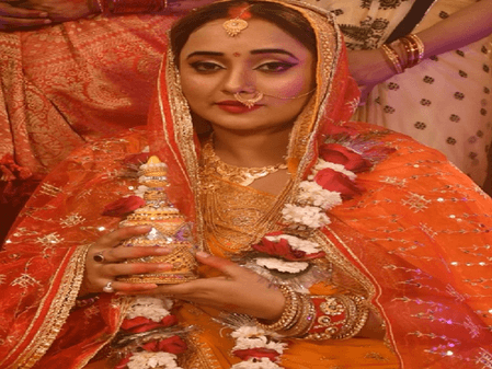 सोलह श्रृंगार कर रानी चटर्जी ने सुहागिनों को दी करवाचौथ की शुभकामनाएं