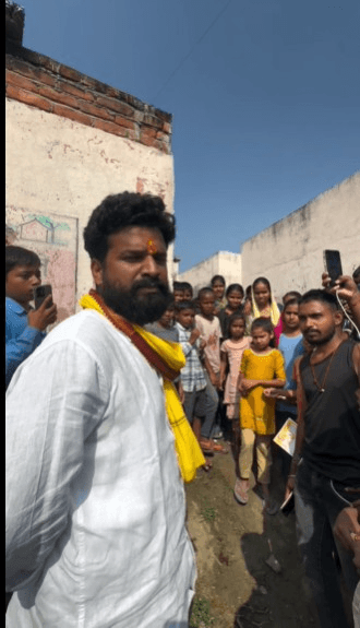 बहोरनापुर गांव की दुर्दशा पर अभिनेता रितेश पांडे का वीडियो, पूछा- 'बच्चों के लिए रास्ता क्यों नहीं?'