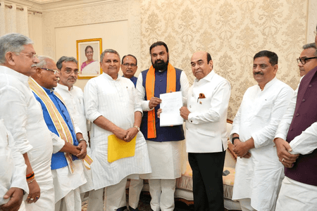 बिहार : एनडीए के नेताओं के साथ लोक भवन पहुंचे सम्राट, सरकार बनाने का पेश किया दावा