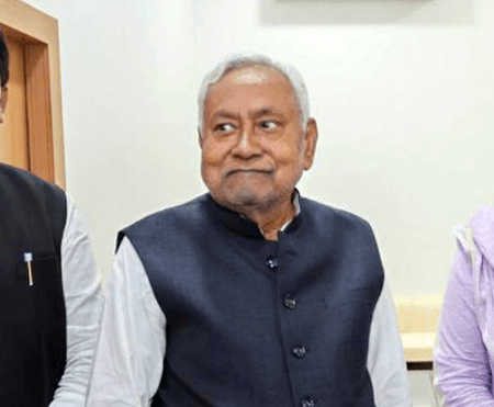 बिहार में नई सरकार गठन की प्रक्रिया शुरू, नीतीश ने राजभवन पहुंचकर विधानसभा विघटित करने का अनुशंसा पत्र सौंपा