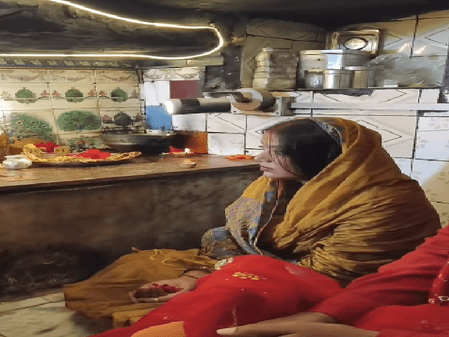 बिहार में चुनाव नतीजों से पहले ज्योति सिंह माता रानी के दर पहुंचीं, मांगा जीत का आशीर्वाद