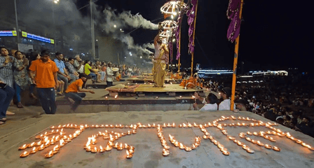 वाराणसी के दशाश्वमेध घाट पर अहमदाबाद विमान हादसे में जान गंवाने वालों की आत्मा की शांति के लिए हुई आरती