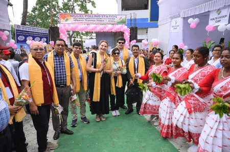 बंगाल चुनाव: पहले चरण के मतदान को देखने पहुंचे अंतरराष्ट्रीय प्रतिनिधि, व्यवस्था को सराहा