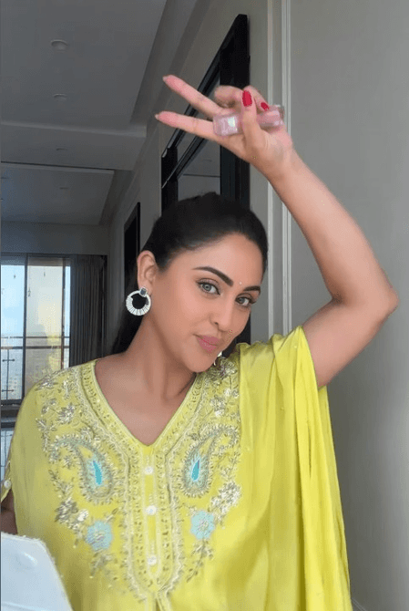 क्रिस्टल डिसूजा ने 'हाउस हेल्प' से बनवाया 'सागर वेणी' हेयरस्टाइल