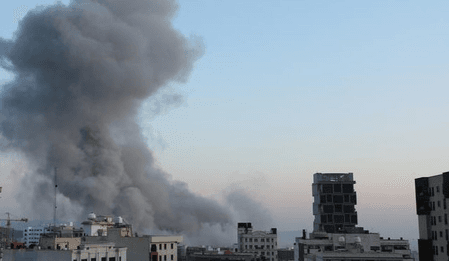 अमेरिका ने होर्मुज के पास ईरान के मिसाइल ठिकानों पर हमला किया