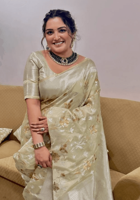 फ्लावर प्रिंट साड़ी में खूब जंच रहीं आम्रपाली दुबे, फैंस बोले- 'देसी लुक की रानी'