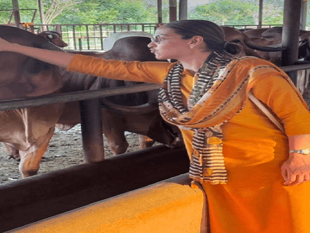 पिता धर्मेंद्र की यादों को ताजा करने फॉर्महाउस पहुंचीं ईशा देओल