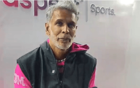 मिलिंद सोमन ने बताया क्यों शहरों की तुलना में गांव के लोग हैं ज्यादा फिट