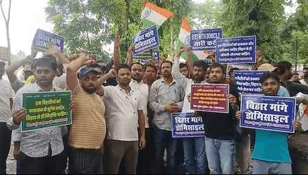 पटना: डोमिसाइल नीति की मांग को लेकर छात्रों का प्रदर्शन