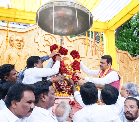 साहित्यरत्न अन्नाभाऊ साठे की जयंती पर मुख्यमंत्री देवेंद्र फडणवीस ने दी श्रद्धांजलि