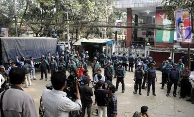 शेख हसीना के खिलाफ गवाही के लिए पूर्व आईजीपी को जबरन बनाया गया गवाह, अवामी लीग ने किया विरोध