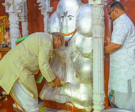 राजस्थान के गांव में है ऐसा मंदिर, जहां बाल हनुमान संग विराजते हैं श्रीहरि, जीवन की बाधाओं का करते हैं निवारण