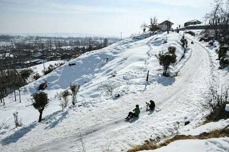 भारी बर्फबारी के बीच सिंथन टॉप पर फंसे 200 से अधिक पर्यटकों को सेना और पुलिस ने बचाया