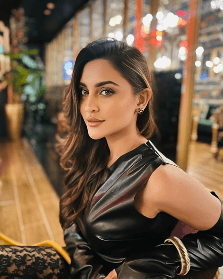 क्रिस्टल डिसूजा को पसंद आया 'फर्स्ट कॉपी' का रेट्रो लुक, करिश्मा कपूर को बताया रोल मॉडल