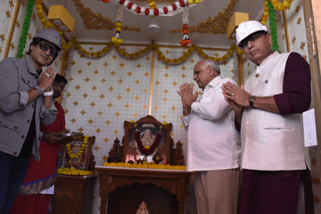 मुख्यमंत्री भूपेंद्र भाई पटेल और विवेक ओबेरॉय ने किया उमिया धाम मंदिर का दौरा