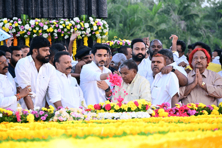 एनटीआर की 30वीं पुण्यतिथि: बेटे बालकृष्ण और पोते नंदमुरी ने दी श्रद्धांजलि, नाती नारा लोकेश ने किया याद