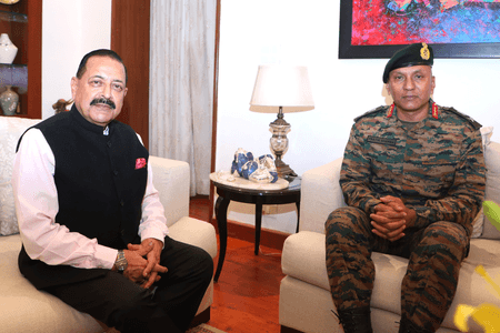 केंद्रीय मंत्री जितेंद्र सिंह से लेफ्टिनेंट जनरल प्रतीक शर्मा ने की मुलाकात