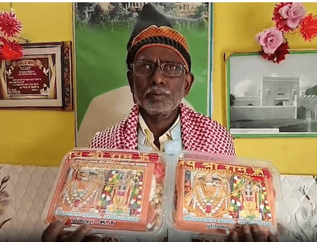 अयोध्या : इकबाल अंसारी ने सुरक्षाकर्मियों और श्रद्धालुओं को भेंट की प्रभु राम की तस्वीर