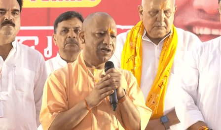 अयोध्या में योगी आदित्यनाथ ने बस्तीवासियों को मिठाई और उपहार भेंटकर बांटीं दीपावली की खुशियां